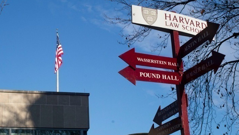 Ο Τραμπ απαγορεύει τις βίζες για ξένους φοιτητές στο Χάρβαρντ