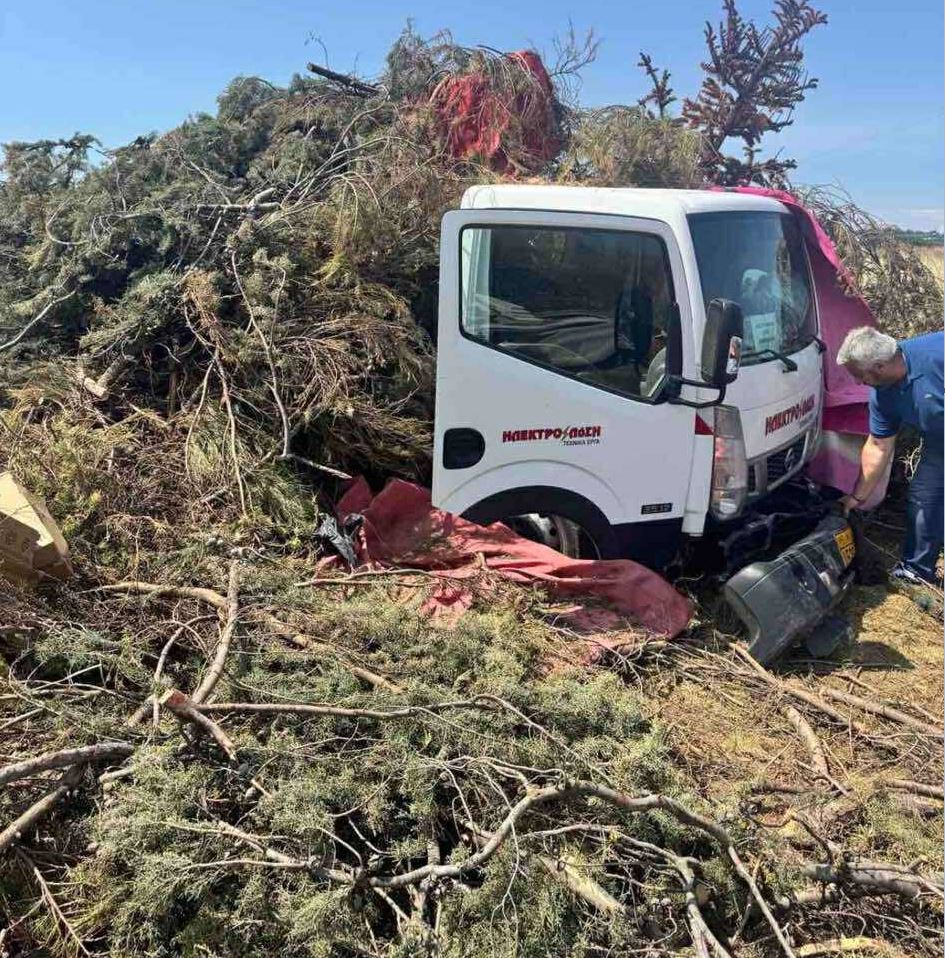 Φορτηγό λεηλατημένο στα Τσαϊρια Περαίας (PHOTOS)