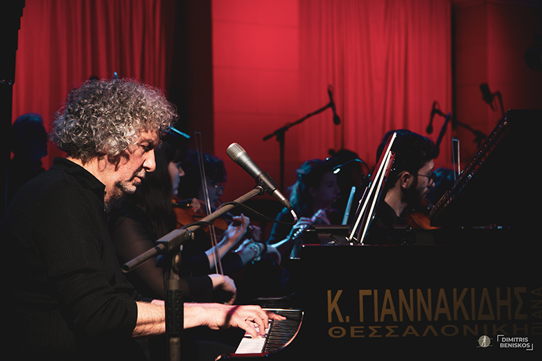 Μια μυσταγωγική βραδιά στη κατάμεστη Μονή Λαζαριστών στον κόσμο της μουσικής του Γιώργου Καζαντζή