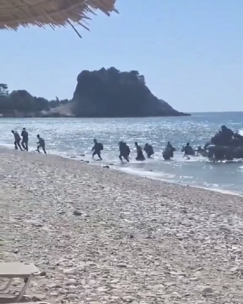 Σάμος: Μετανάστες αποβιβάστηκαν στην παραλία Ποτάμι μπροστά στα έκπληκτα μάτια λουόμενων (βίντεο)