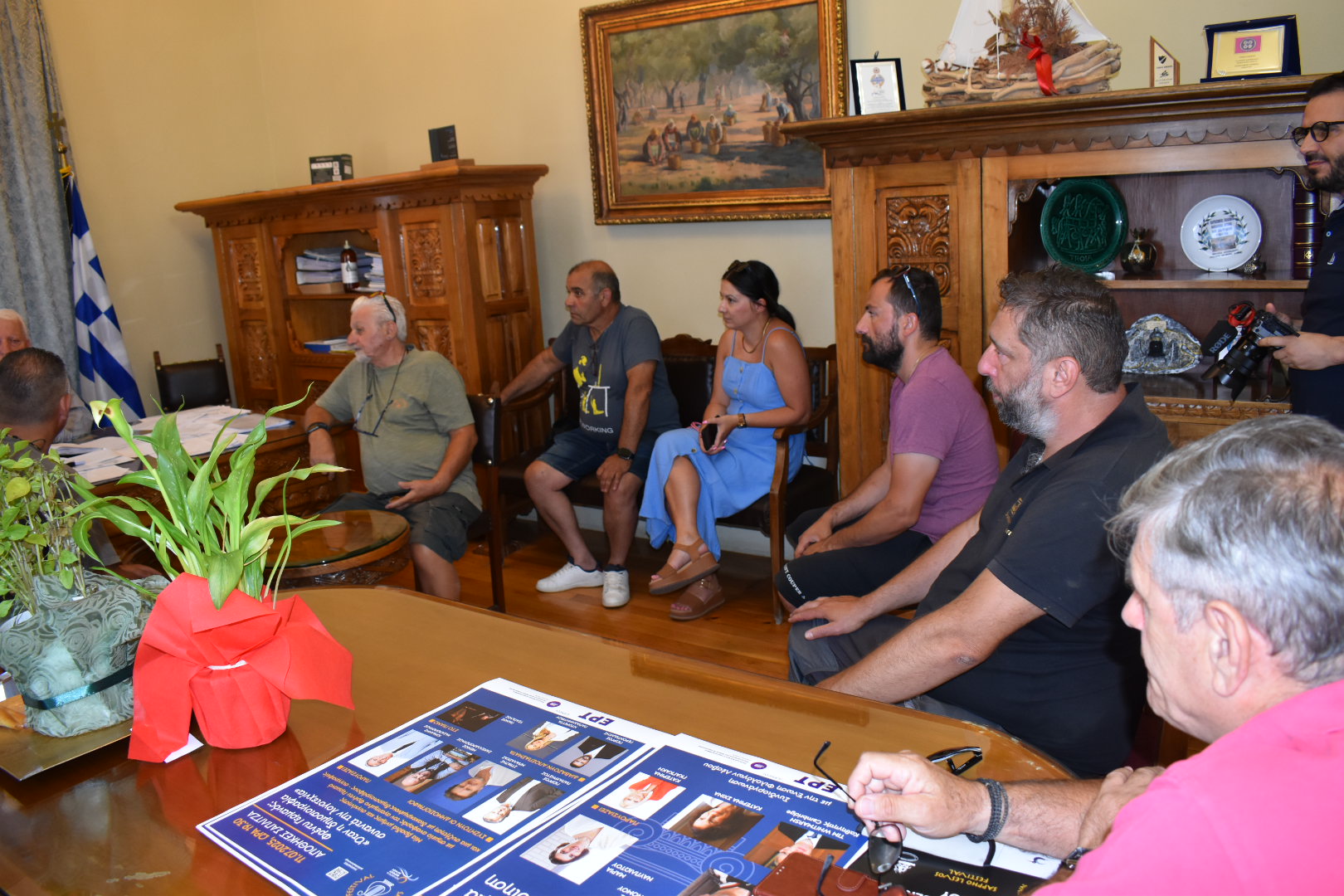 Στο πλευρό των επισκευαστών οχημάτων ο Κώστας Μουτζούρης