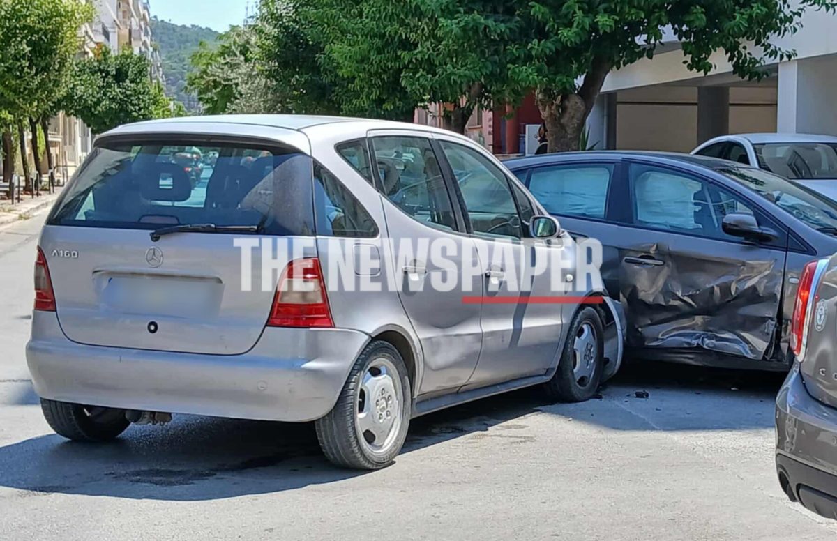 Τροχαίο ατύχημα στο κέντρο του Βόλου – Σφοδρή σύγκρουση δύο αυτοκινήτων (φωτο)