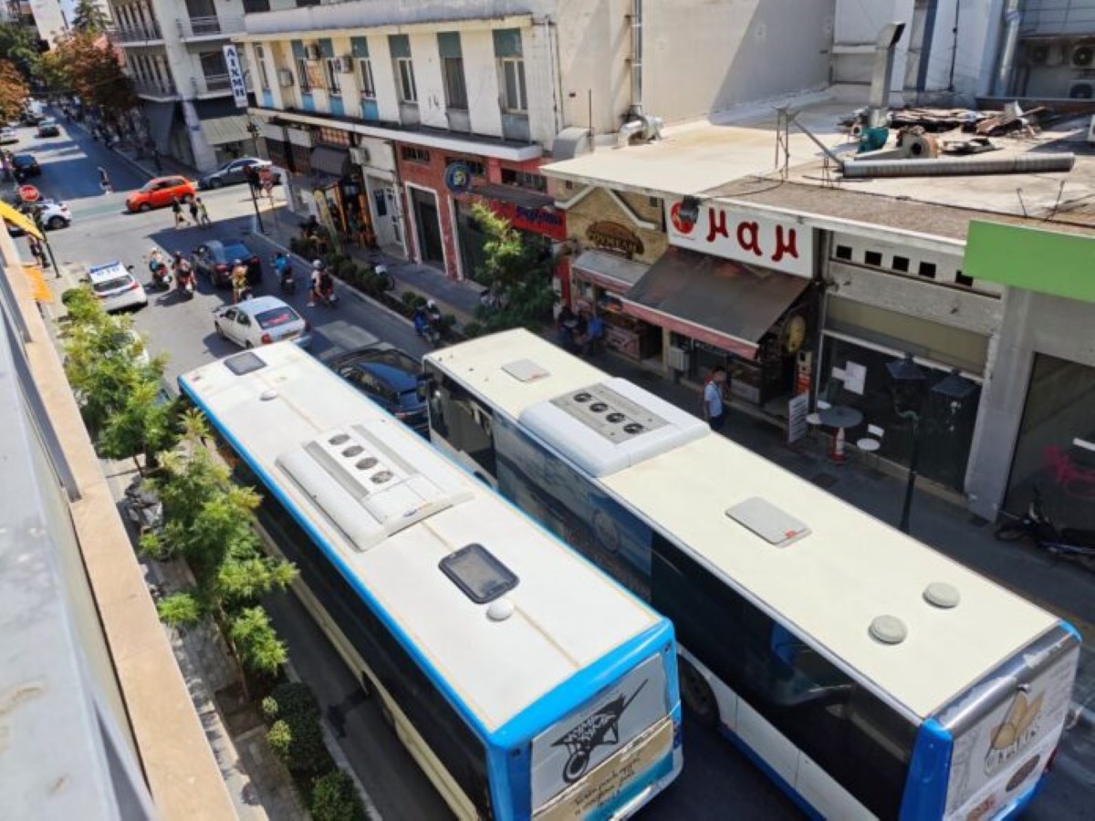 Κυκλοφοριακή ασφυξία στο κέντρο του Βόλου μετά από τροχαίο με λεωφορείο