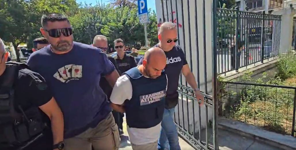 Αμίλητος και με σκυμμένο κεφάλι στον εισαγγελέα ο συζυγοκτόνος του Βόλου (βίντεο)