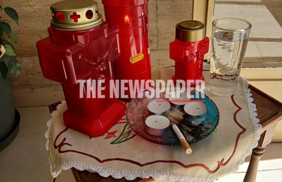 Με κεριά στην είσοδο της πολυκατοικίας αποχαιρετούν γείτονες και συγγενείς την 36χρονη δολοφονημένη – ONLARISSA.GR Νέα Ειδήσεις Λάρισα