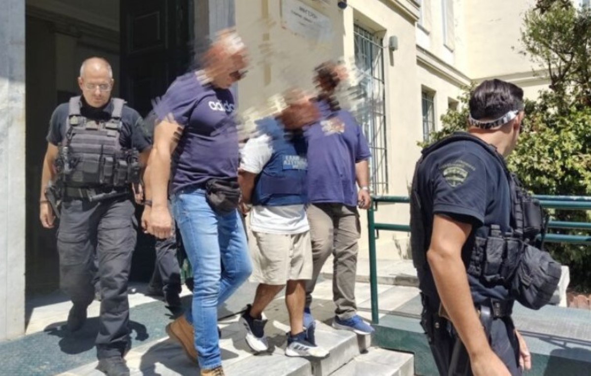 Tι είπε ο συζυγοκτόνος όταν συνάντησε την κόρη του στα δικαστήρια – ONLARISSA.GR Νέα Ειδήσεις Λάρισα