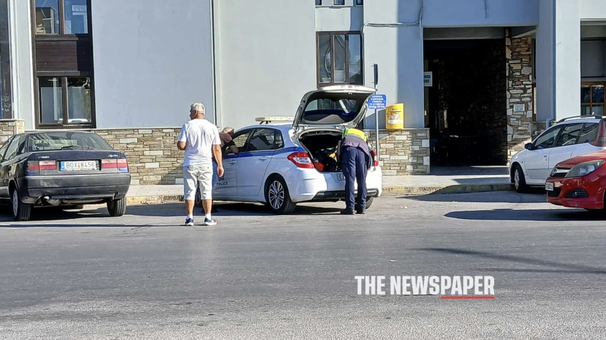 Ζημιές σε τρία αυτοκίνητα και ένα μηχανάκι – Ευτυχώς δεν τραυματίστηκε πεζός – ONLARISSA.GR Νέα Ειδήσεις Λάρισα
