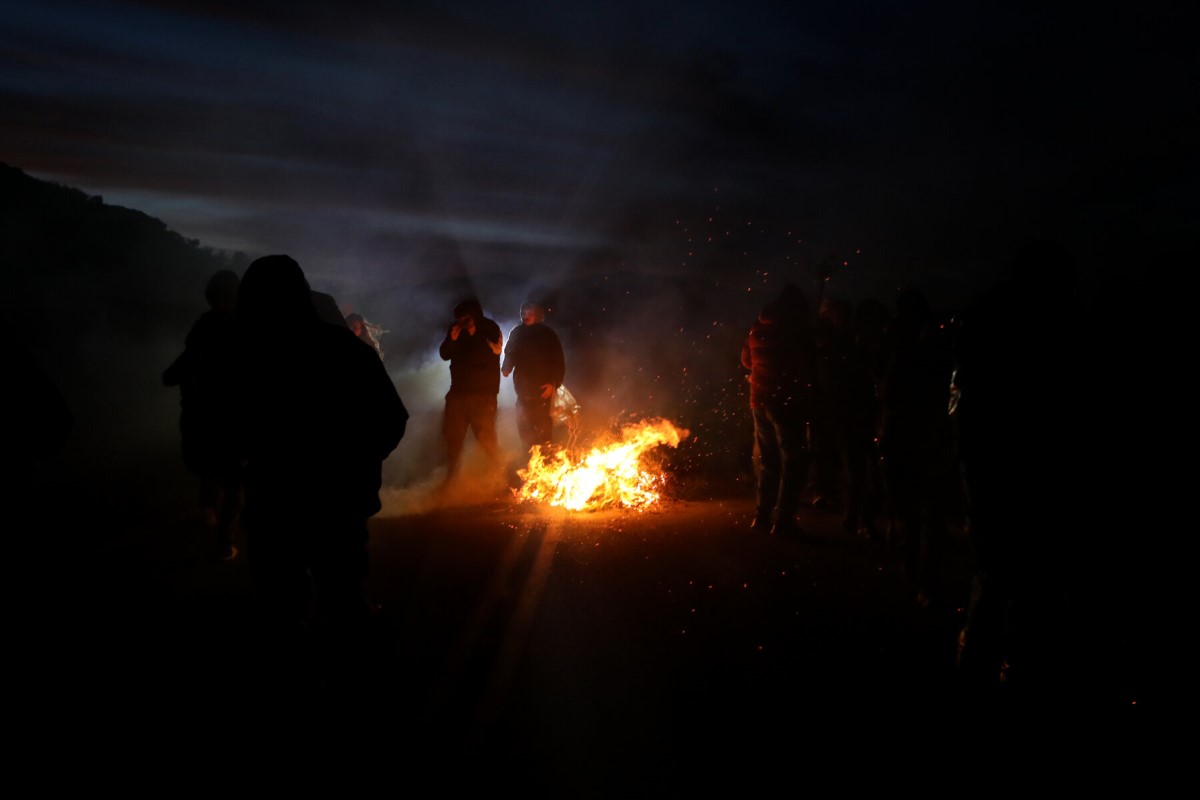 Χάος στο πάρκο των Αγίων Αναργύρων – Νεαροί προκαλούν πανικό με βεγγαλικά και πυροτεχνήματα – ONLARISSA.GR Νέα Ειδήσεις Λάρισα