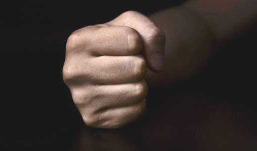 Βόλος: Χτύπησε τη σύντροφό του στον ύπνο της