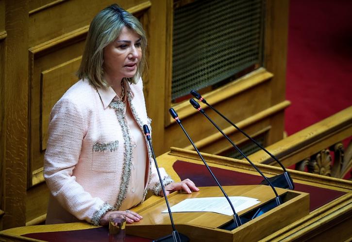 Στο νοσοκομείο με σπασμένο πόδι η Ζέτα Μακρή – Υποβλήθηκε σε χειρουργείο