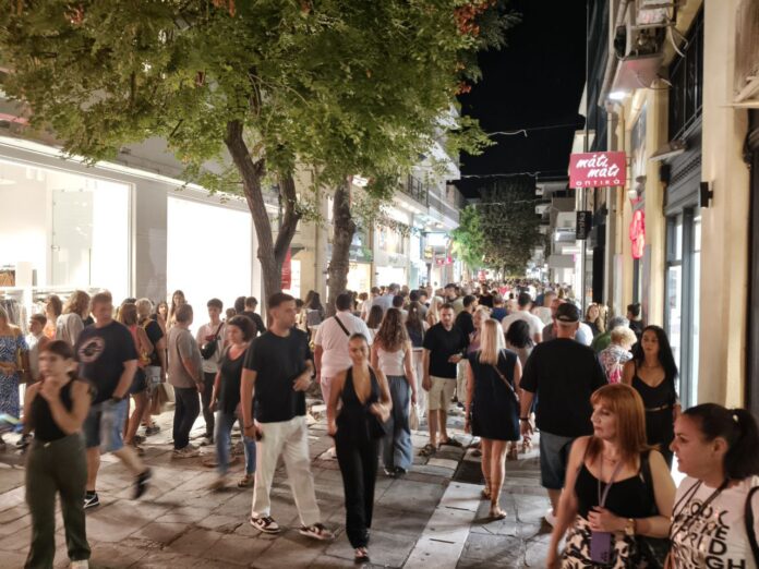 Κοσμοπλημμύρα στο κέντρο του Βόλου για τη Λευκή Νύχτα (φωτο
