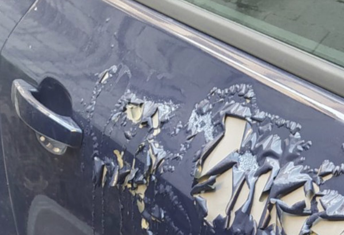 Έριξαν καυστικό υγρό σε αυτοκίνητο στο κέντρο των Τρικάλων (φωτο)