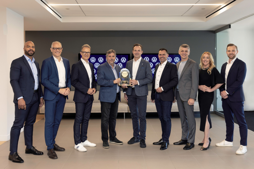 “Οδηγώντας” την κινητικότητα η VW με το βραβευμένο ID BUZZ