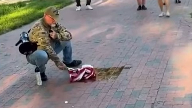 Συνελήφθη διαδηλωτής που έβαλε φωτιά σε σημαία των ΗΠΑ κοντά στον Λευκό Οίκο