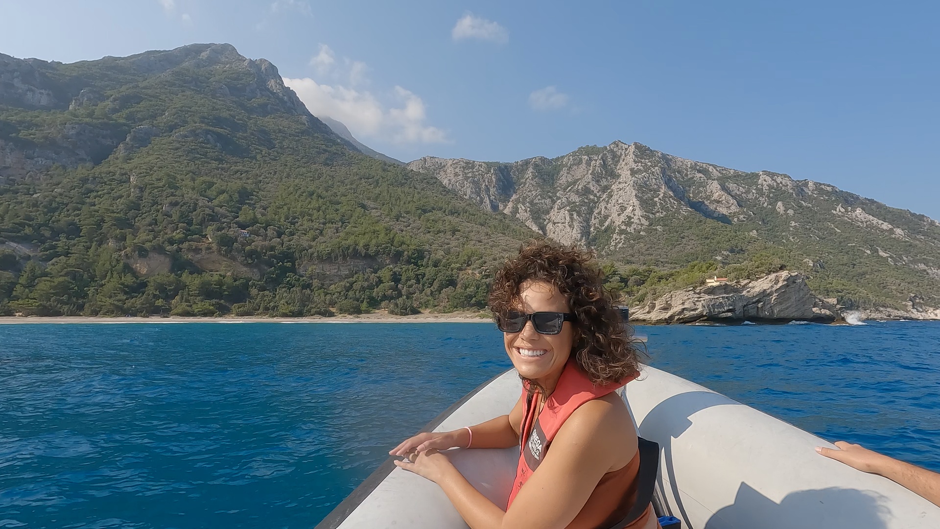 Η ταξιδιωτική εκπομπή “Χωρίς Πυξίδα” στην Ικαρία και τη Σάμο: Τι θα δούμε στα αφιερώματα της ΕΡΤ