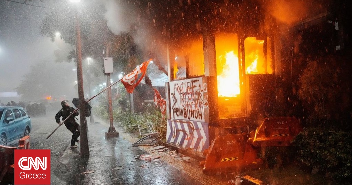 Ινδονησία: Διαδηλωτές πυρπόλησαν κτήριο περιφερειακού συμβουλίου – Τουλάχιστον τρεις νεκροί