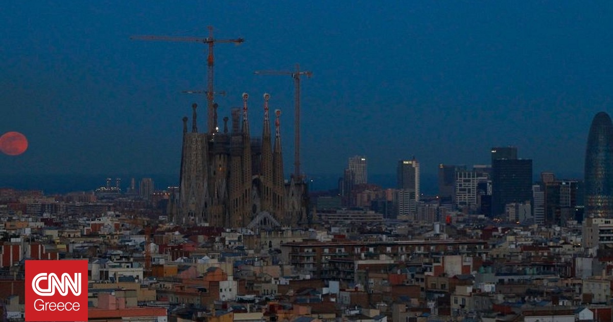 Ισπανία: Ακτιβίστριες υπέρ του κλίματος έριξαν κόκκινη μπογιά στην πρόσοψη της Σαγράδα Φαμίλια