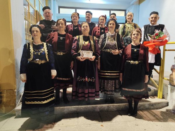 Το χορευτικό τμήμα του συλλόγου Γρεβενιωτών Κοζάνης ‘Ο Αιμιλιανός’ στα Ζήσεια στην Άνω Κώμη