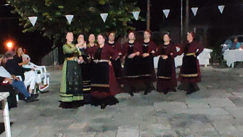 Το χορευτικό τμήμα του συλλόγου Γρεβενιωτών Κοζάνης “Ο Αιμιλιανός” στα Αηδόνια Γρεβενών