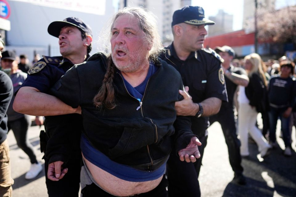 Αργεντινή: Στόχος διαδηλωτών ο πρόεδρος Μιλέι – Του πέταξαν πέτρες και μπουκάλια