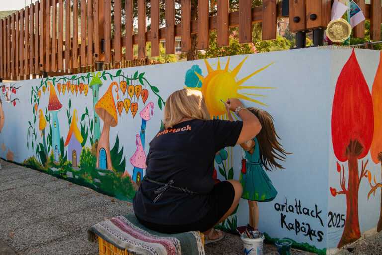 Όταν η τέχνη συναντά το παιχνίδι: Η Artattack μεταμόρφωσε την παιδική χαρά του Σταυρού Αμυγδαλεώνα [φωτογραφίες]