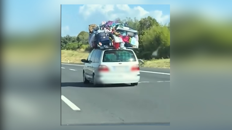 Ιταλία: Κυκλοφορούσε με… «όλο του το σπίτι» στην οροφή του αυτοκινήτου – Βίντεο