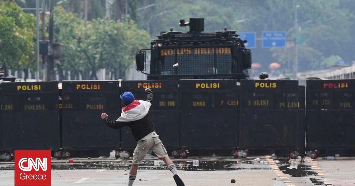 Διαδηλωτές τρέπουν σε φυγή αστυνομικούς στην Ινδονησία πετώντας φρούτα και λαχανικά