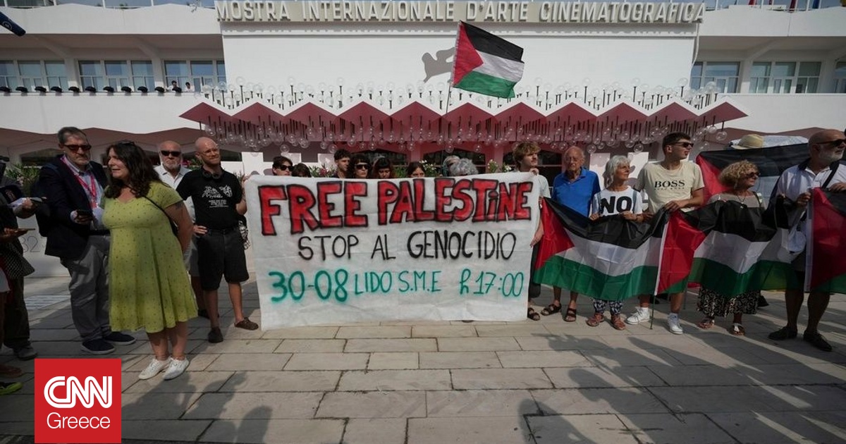 Διαδηλωτές ξεδίπλωσαν πανό για τη Γάζα πριν την έναρξη του κινηματογραφικού φεστιβάλ της Βενετίας