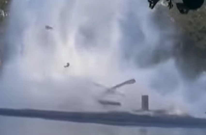 Γαλλία: Πυροσβεστικό ελικόπτερο κατέπεσε σε λίμνη (VIDEO)