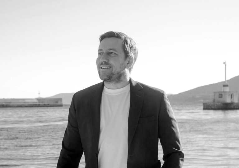 «Η Καβάλα Μπροστά»: Λογοδοσία ή Φαρσοκωμωδία στο Δημοτικό Συμβούλιο;