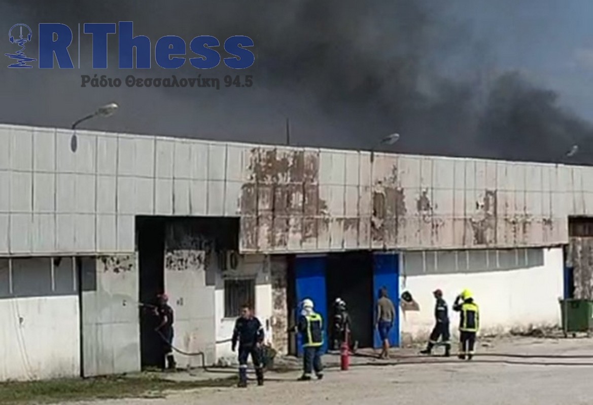 Παρανάλωμα πέντε ΙΧ από την πυρκαγιά σε συνεργείο στα Λαγυνά Θεσσαλονίκης (VIDEO)