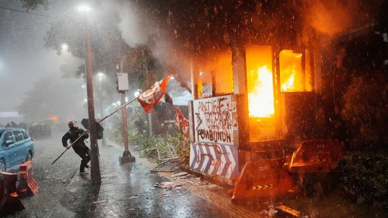 Ινδονησία: Διαδηλωτές πυρπόλησαν κτήριο περιφερειακού συμβουλίου