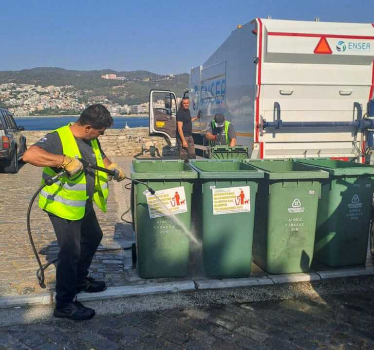 Δήμος Καβάλας: Οι κάδοι απορριμμάτων παίρνουν το… μπάνιο τους [φωτογραφίες]