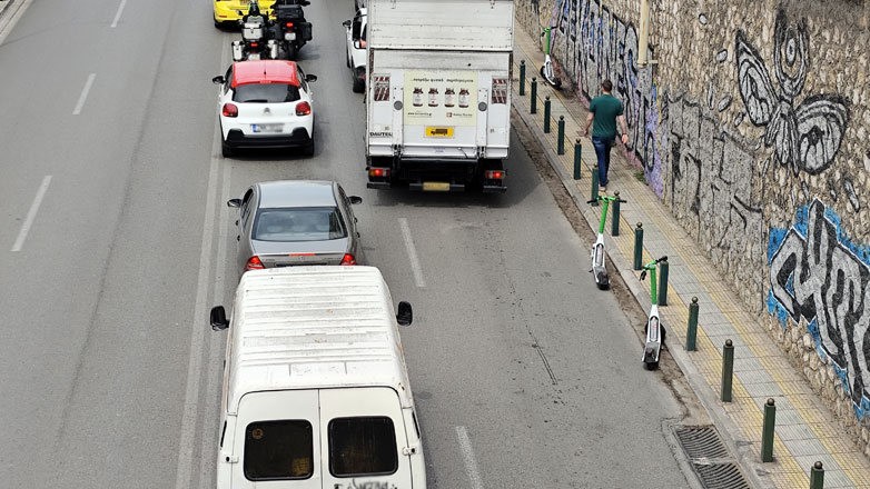Υπάλληλος του Δήμου απηύδησε με τα παρκαρισμένα στο πεζοδρόμιο ηλ. πατίνια και τα… “σούταρε” (Βίντεο) 
