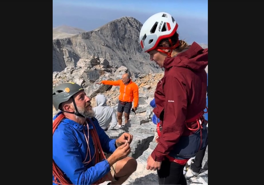 Όλυμπος: Μοναδική πρόταση γάμου σε υψόμετρο 2.918 μέτρων (VIDEO)