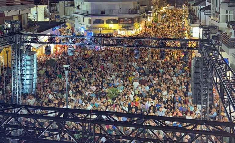 «Βούλιαξε» από κόσμο η Ελευθερούπολη κατά τη συναυλία των Πυξ Λαξ