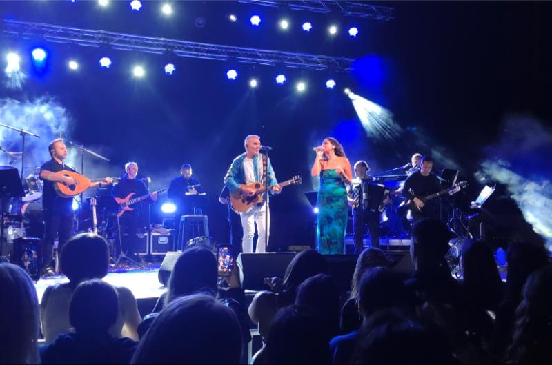 Ρόκκος – Λαζαρίδου: Μουσικές που μίλησαν στην ψυχή των ανθρώπων – Πλήθος κόσμου στην συναυλία στο θέατρο Ποντοκώμης – Δείτε φωτογραφίες & βίντεο