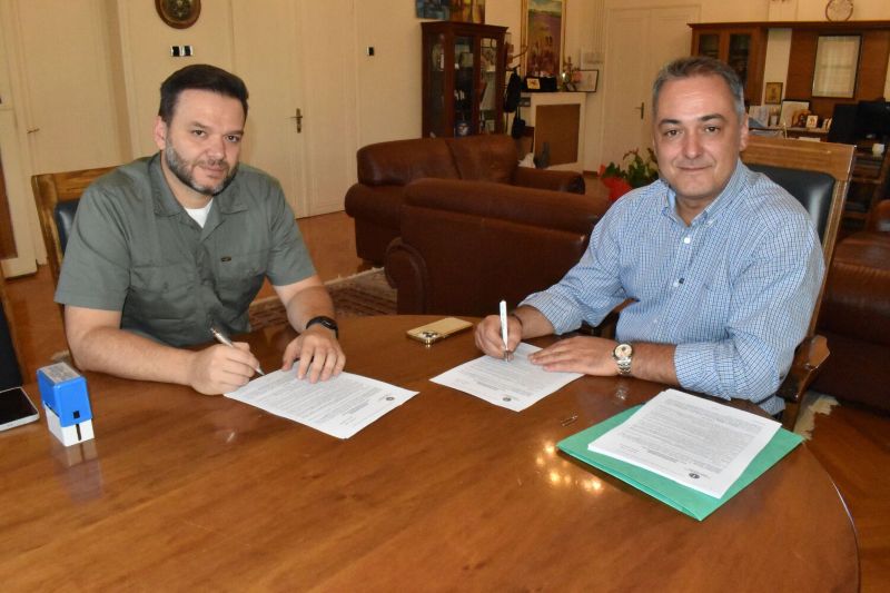 Δήμος Κοζάνης: Υπογραφή σύμβασης για τη συντήρηση και την επισκευή δώματος του 2ου Λυκείου και 2ου ΕΠΑΛ Κοζάνης