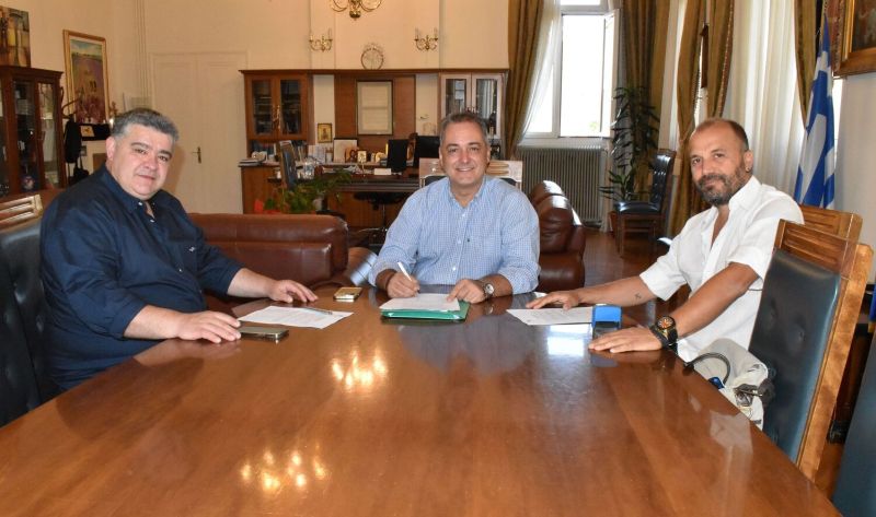 Δήμος Κοζάνης: Υπογραφή σύμβασης για τη συντήρηση των αποδυτηρίων του Δημοτικού Γηπέδου Μαυροδενδρίου