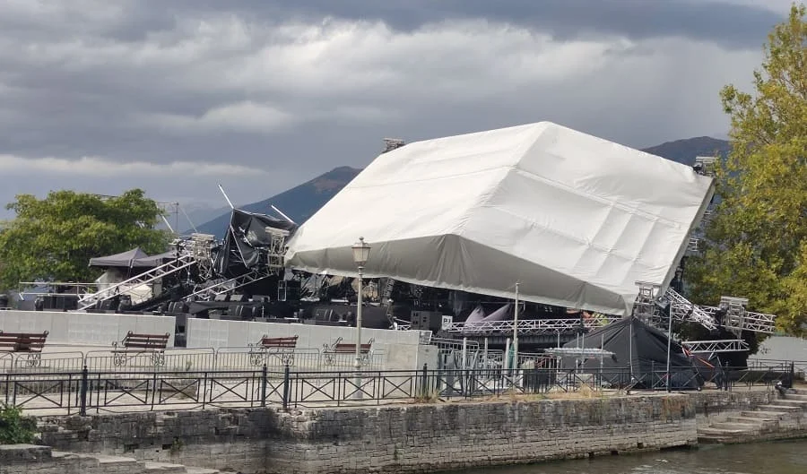 Γιάννενα: Κατέρρευσε από τον αέρα σκηνή – Ακυρώθηκε η συναυλία των Βίσση, Ρέμου (VIDEO)