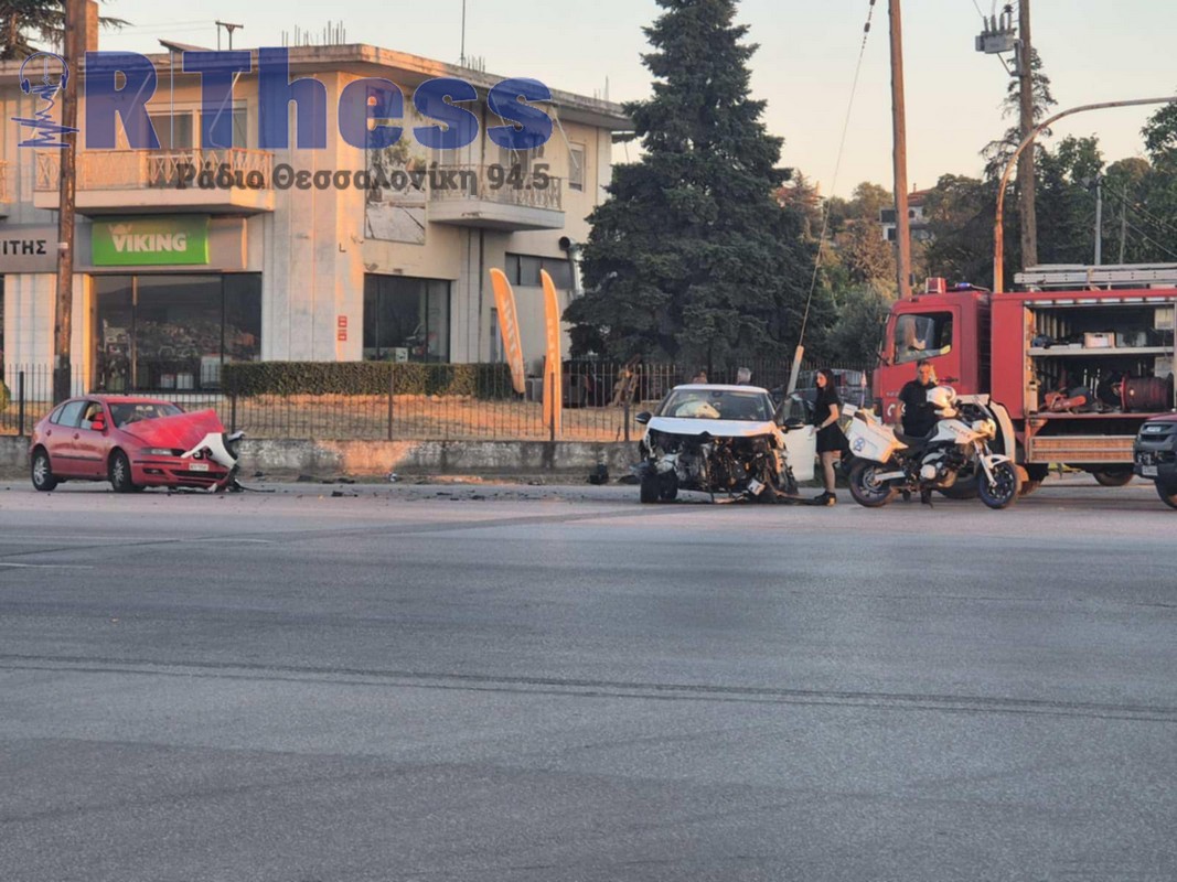 Πλαγιομετωπική σύγκρουση ΙΧ στην ανατολική Θεσσαλονίκη (PHOTO)