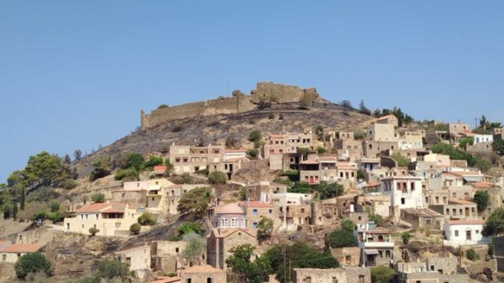 ΥΠΠΟ για τη φωτιά στη Χίο: Μικρής έκτασης φθορές στο βυζαντινό ναό του Αγίου Γεωργίου και στο Κάστρο της Βολισσού