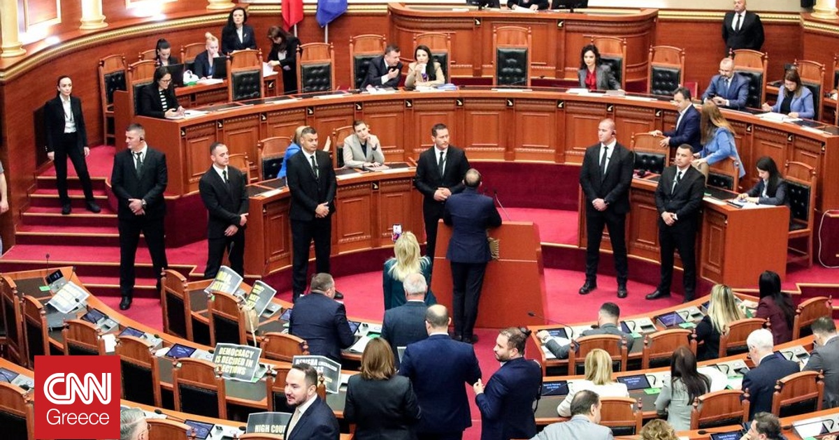 Χάος στην αλβανική βουλή: Βουλευτές της αντιπολίτευσης πέταξαν στον Ράμα το βιβλίο του Συντάγματος