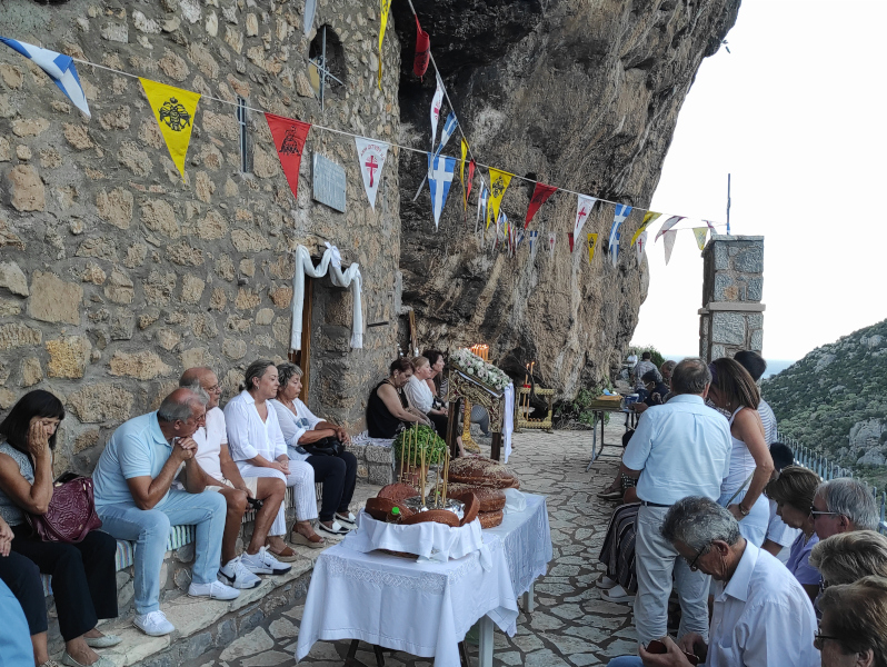 Πανηγυρικός Εσπερινός στον Άγιο Μάμα Διστόμου με πλήθος πιστών και θέα τον Κορινθιακό