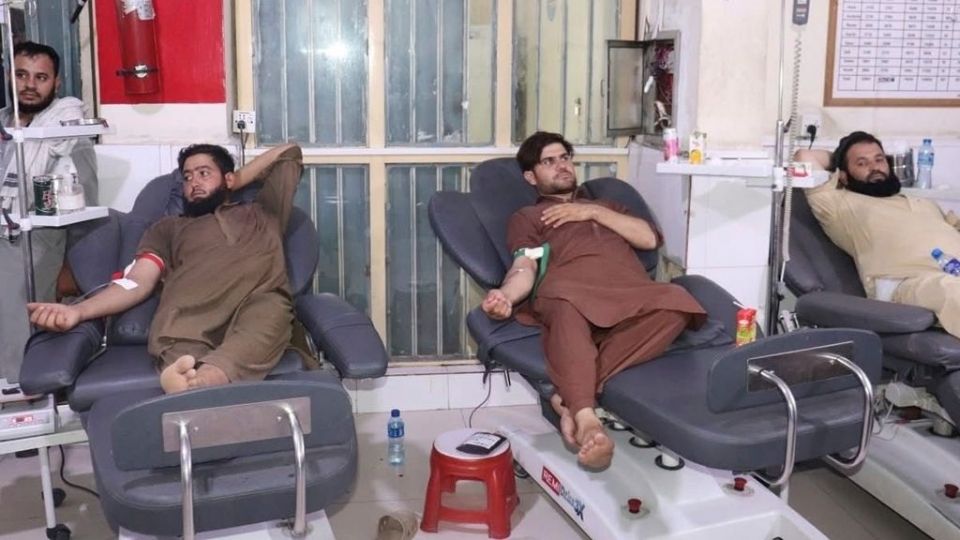 «Χρειαζόμαστε βοήθεια»: Επιζώντες σκάβουν με τα χέρια στα ερείπια – Εγκλωβισμένα παιδιά, ηλικιωμένοι