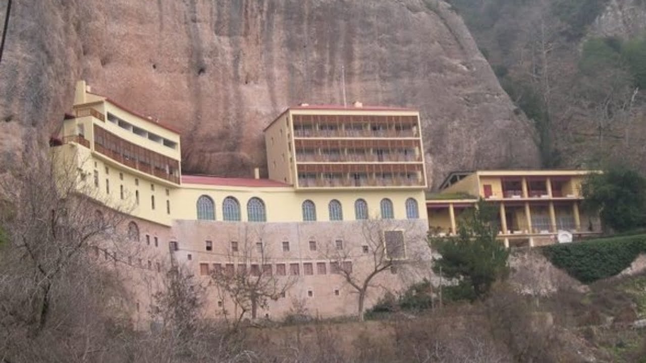 Καλάβρυτα: Συνελήφθη ο ηγούμενος της Μονής Σπηλαίου – Ετοιμαζόταν να πουλήσει 17 βυζαντινές εικόνες και δύο Ευαγγέλια του 18ου αιώνα για €200.000