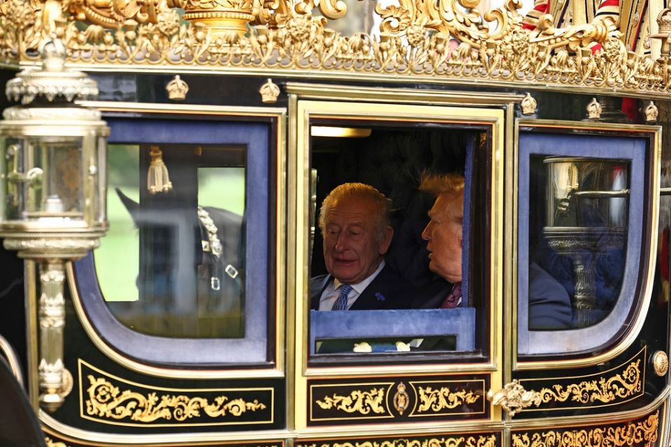 Στο κάστρο του Ουίνδσορ ο Ντόναλντ Τραμπ – Έγινε δεκτός με όλες τις τιμές από τον Κάρολο