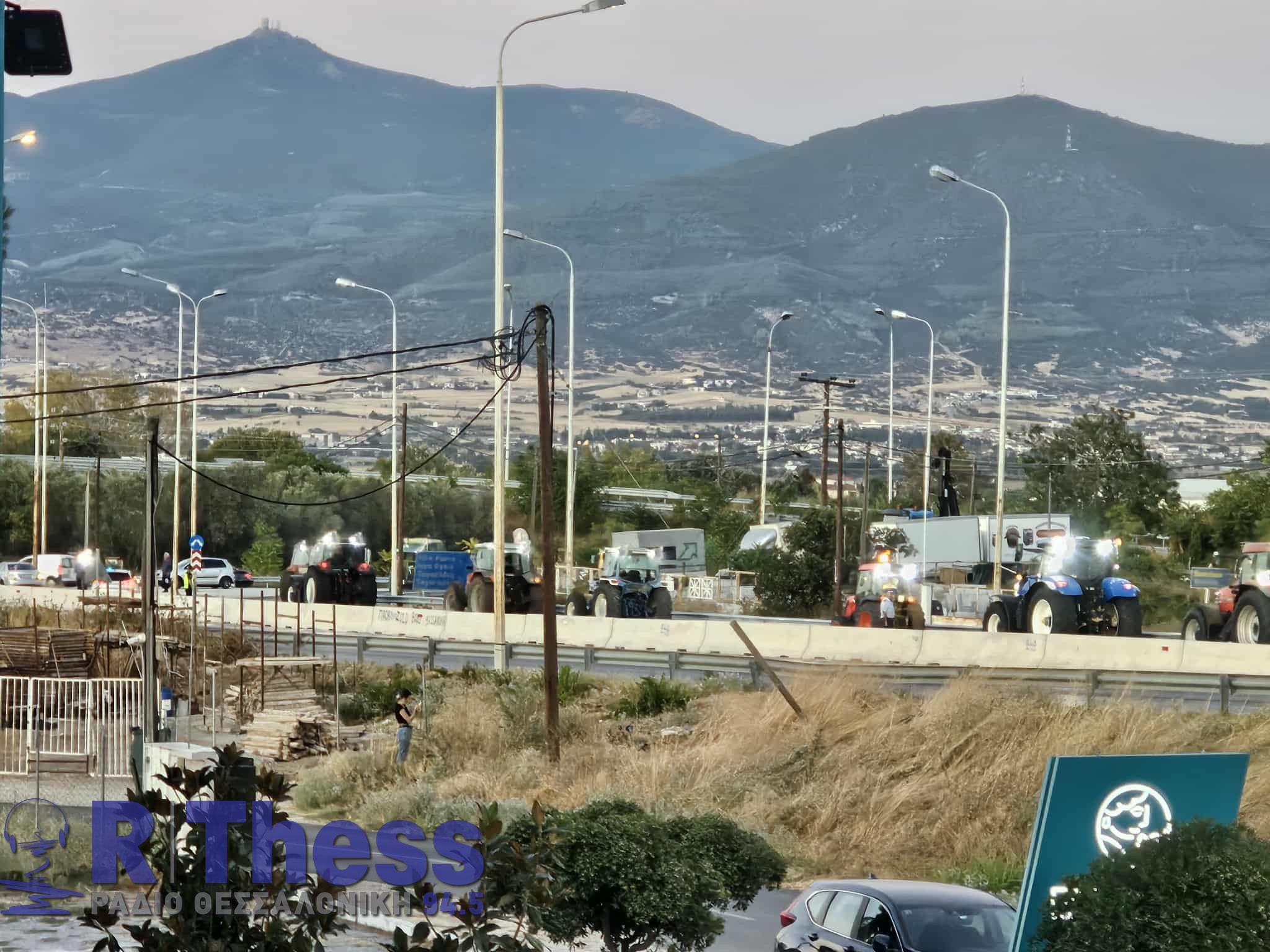 Θεσσαλονίκη: Κομβόι τρακτέρ στη Μουδανιών (VIDEO & PHOTO)