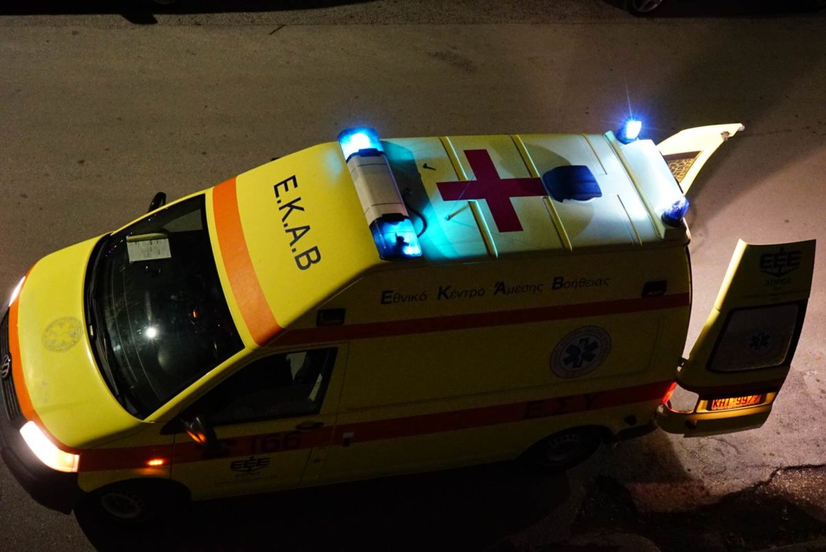 Σοβαρό τροχαίο στην οδό Λαρίσης – Βαν ανέβηκε σε νησίδα για να αποφύγει πεζό