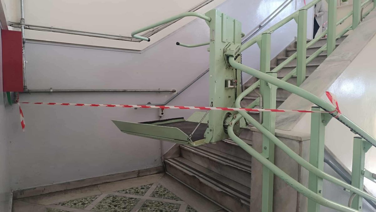 Ακινητοποιήθηκε ο αναβατήρας ΑμεΑ – Περιορισμένη η πρόσβαση πολιτών (εικόνες) – ONLARISSA.GR Νέα Ειδήσεις Λάρισα